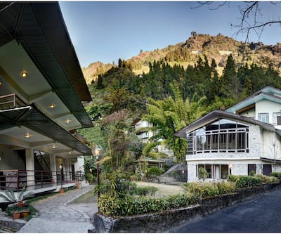 https://imgcld.yatra.com/ytimages/image/upload/t_hotel_yatra_city_desktop/v1471586476/Domestic Hotels/Hotels_Gangtok/Summit Norling Resort and Spa/Overview.jpg